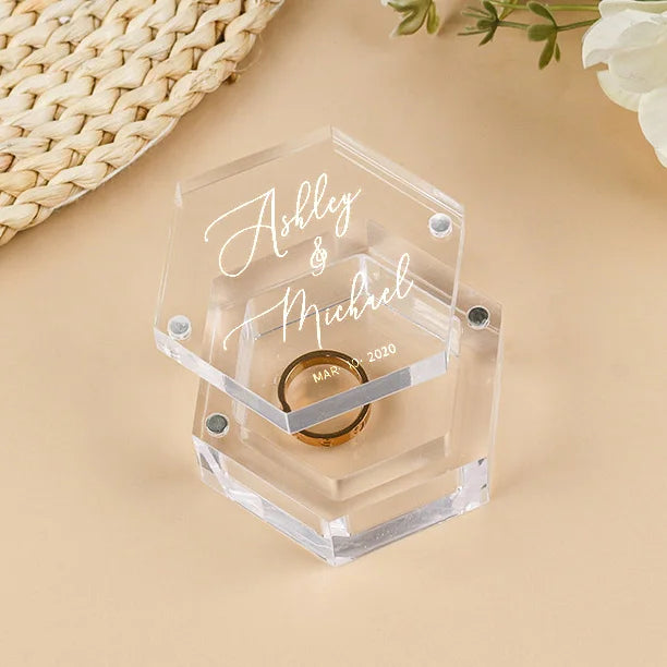 Boîte à Alliances Hexagonale en Acrylique Transparent – Gravure Personnalisée