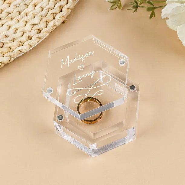 Boîte à Alliances Hexagonale en Acrylique Transparent – Gravure Personnalisée