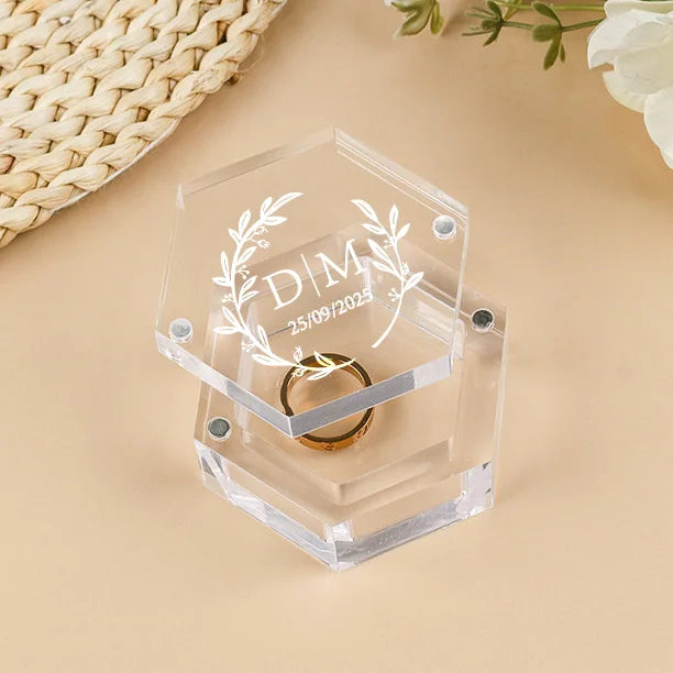 Boîte à Alliances Hexagonale en Acrylique Transparent – Gravure Personnalisée