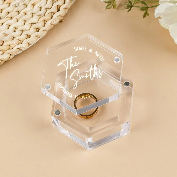 Boîte à Alliances Hexagonale en Acrylique Transparent – Gravure Personnalisée