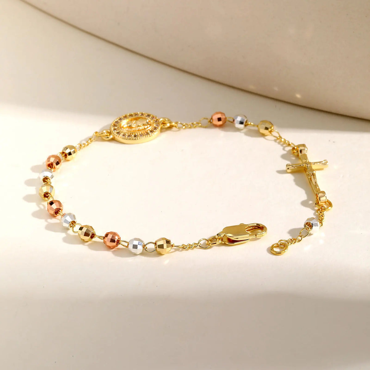 Bracelet Dizainier Croix & Médaille – Perles Dorées, 11 Modèles