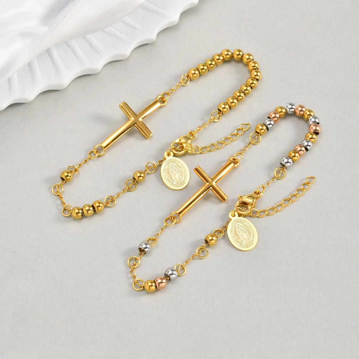 Bracelet Croix & Médaille – Perles Dorées ou Tricolores
