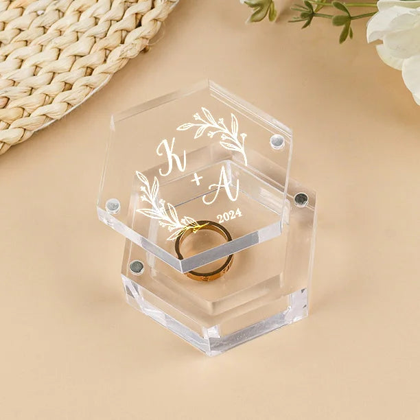 Boîte à Alliances Hexagonale en Acrylique Transparent – Gravure Personnalisée