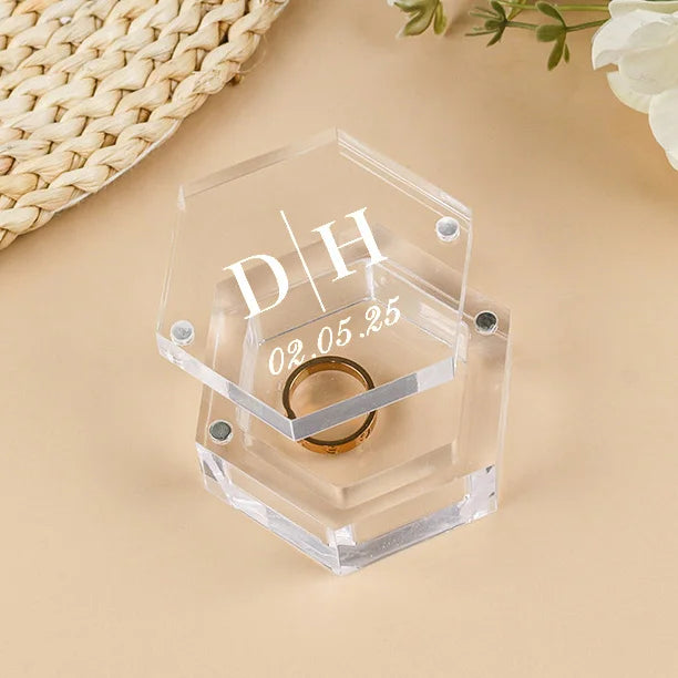Boîte à Alliances Hexagonale en Acrylique Transparent – Gravure Personnalisée